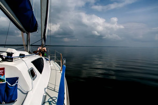 Парусный спорт на белой парусной лодке в районе польского озера — стоковое фото