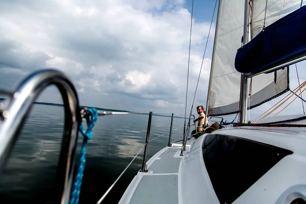 Navegando em barco a vela branca no distrito lago polonês — Fotografia de Stock