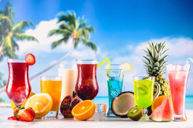 Egzotik manzarası renkli içecekler kümesi