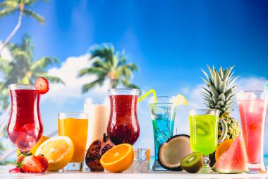 Mavi okyanus arka plan ile sahilde egzotik içecekler ayarla