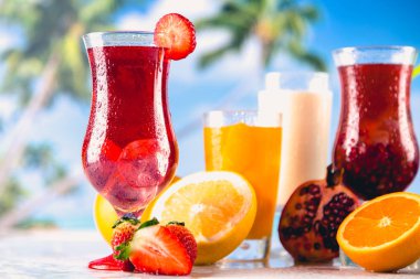 Mavi okyanus arka plan ile sahilde egzotik içecekler ayarla