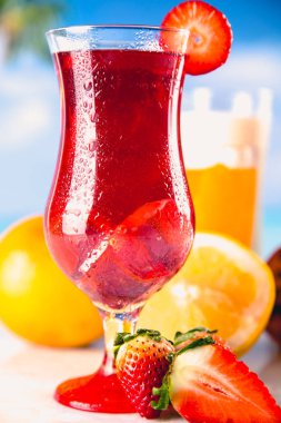 Mavi okyanus arka plan ile sahilde egzotik içecekler ayarla