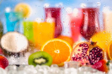 Mavi okyanus arka plan ile sahilde egzotik içecekler ayarla