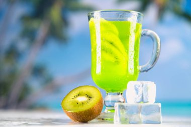 Lezzetli kivi kum plajındaki içkiyle