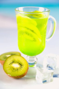 Lezzetli kivi kum plajındaki içkiyle