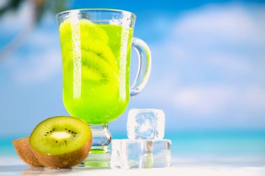 Lezzetli kivi kum plajındaki içkiyle
