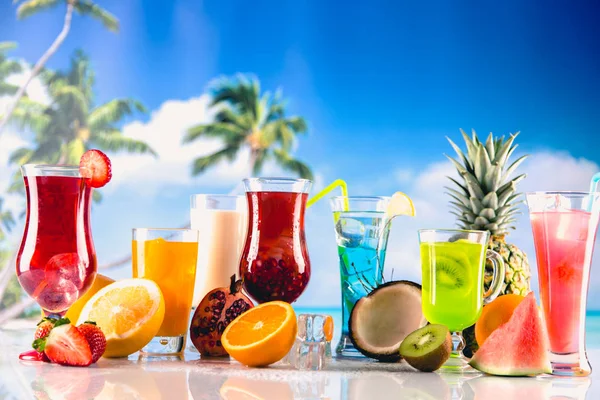 Egzotik manzarası renkli içecekler kümesi