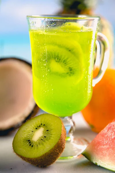 Mavi okyanus arka plan ile sahilde egzotik içecekler ayarla