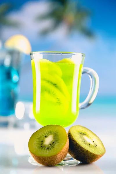 Minuman lezat dengan kiwi di pantai berpasir — Stok Foto