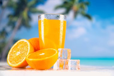 Kumsalda hizmet soğuk ve taze portakal suyu