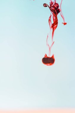 Atış, arka plan kırmızı mürekkep su, sanatsal