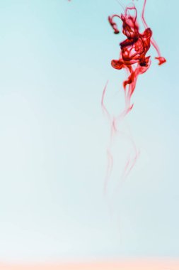 Atış, arka plan kırmızı mürekkep su, sanatsal