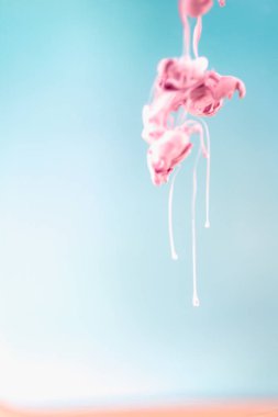 Atış, arka plan su, sanatsal pembe mürekkeple