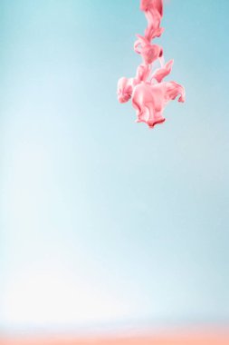 Atış, arka plan su, sanatsal pembe mürekkeple