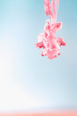 Atış, arka plan su, sanatsal pembe mürekkeple