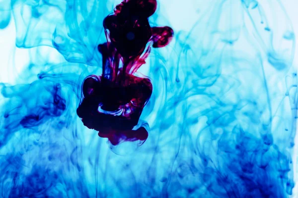 Inchiostro viola in acqua, ripresa artistica, sfondo astratto — Foto Stock