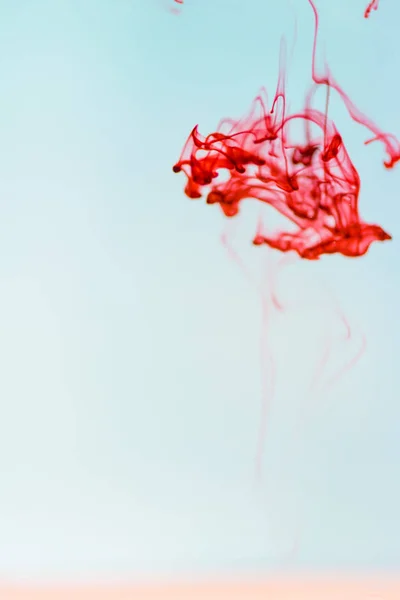Inchiostro rosso in acqua, ripresa artistica, sfondo astratto — Foto Stock