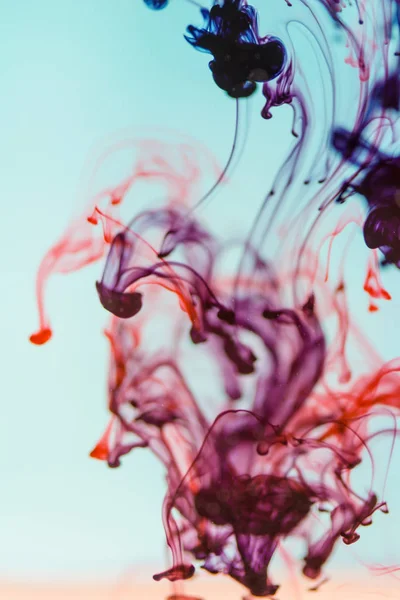 Rött bläck i vatten, konstnärlig skott, abstrakt bakgrund — Stockfoto