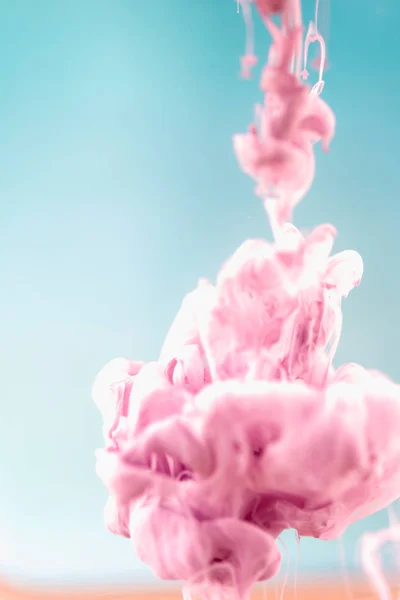 Tinta rosa en el agua, plano artístico, fondo abstracto — Foto de Stock