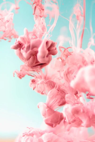 Inchiostro rosa in acqua, ripresa artistica, sfondo astratto — Foto Stock