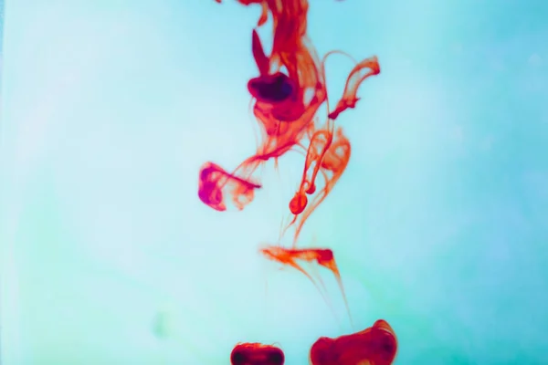 Tinta roja en el agua, plano artístico, fondo abstracto — Foto de Stock