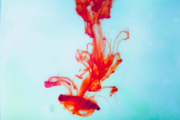 Tinta roja en el agua, plano artístico, fondo abstracto — Foto de Stock
