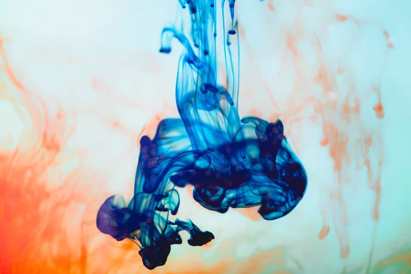 Tinta azul en el agua, plano artístico, fondo abstracto — Foto de Stock