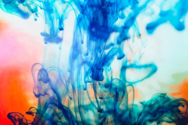 Inchiostro blu in acqua, ripresa artistica, sfondo astratto — Foto Stock