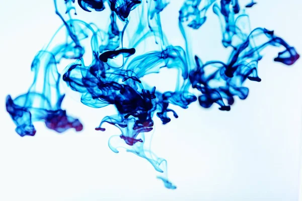Blått bläck i vatten, konstnärlig skott, abstrakt bakgrund — Stockfoto