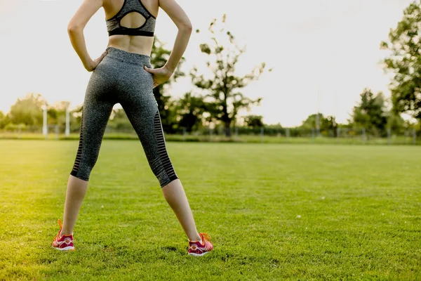 Молода дівчина розтягується перед бігом, концепція тренування — стокове фото