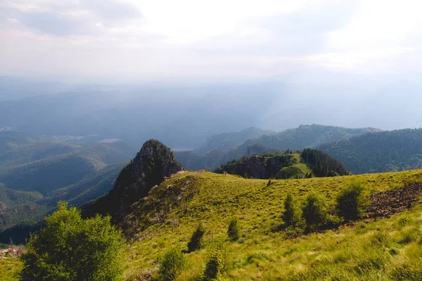 रोमानिया में कार्पाथियनों का परिदृश्य, ग्रीष्मकालीन यात्रा यूरोप अवधारणा — स्टॉक फ़ोटो, इमेज