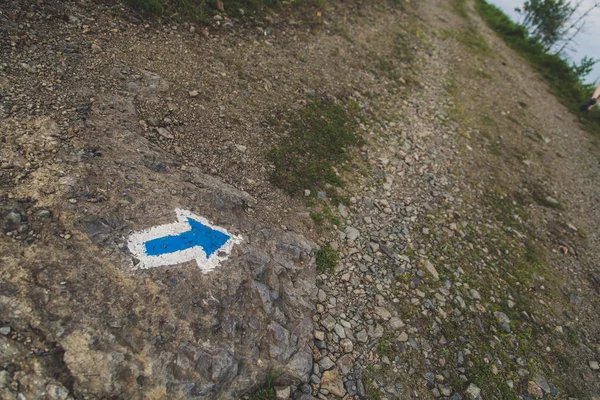 Blue trail sign on touristic way — Stock Photo, Image