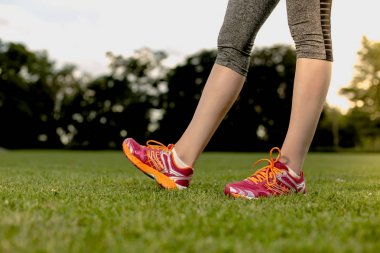 Sportswomen bacaklarını kapat