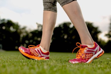 Sportswomen bacaklarını kapat