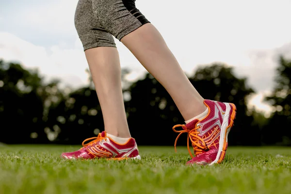 Sportswomen bacaklarını kapat