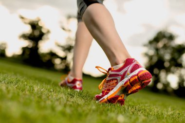 Sportswomen bacaklarını kapat