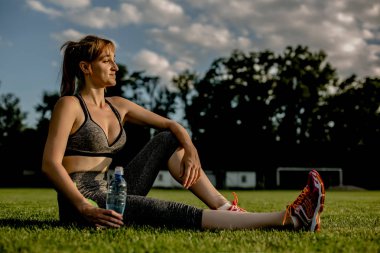 Genç sportswomen ile çalışan kavramı