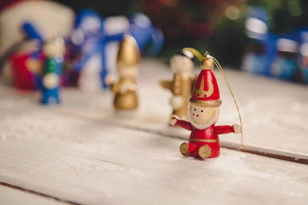 Brinquedos coloridos no fundo de Natal — Fotografia de Stock