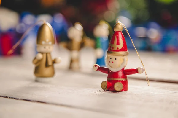 Brinquedos coloridos no fundo de Natal — Fotografia de Stock