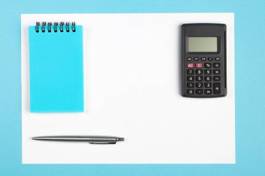 Çalışma alanı üst görünümü. Ofis masası ve ofis malzemeleri. Üst görünüm mavi arkaplan