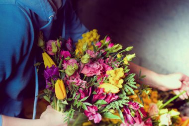 Bir buket çiçek ellerinde Çiçekçi kızlar