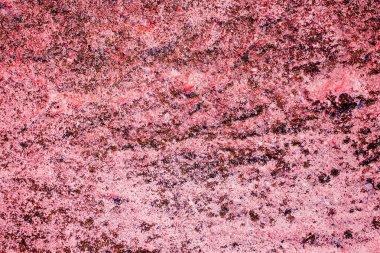 Pembe, eski, eğri büğrü bir duvar.