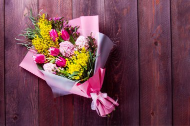 Laleli buket ve ahşap bir masada Mimosa. metin için yer