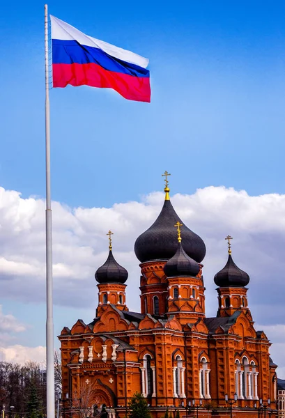 Rusya Bayrağı Altında Kara Kubbeli Kilise Bulutlu Gökyüzüne Karşı — Stok fotoğraf