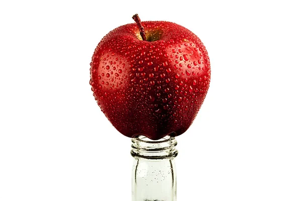 Červené Jablko Kapkách Vody Hrdlo Láhve Koncept Abstinence Alkoholu Izolované — Stock fotografie