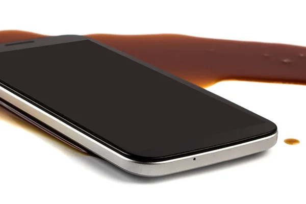 Smartphone Caduto Caffe Versato Isolato Sfondo Bianco Concetto Smartphone Danneggiato — Foto Stock