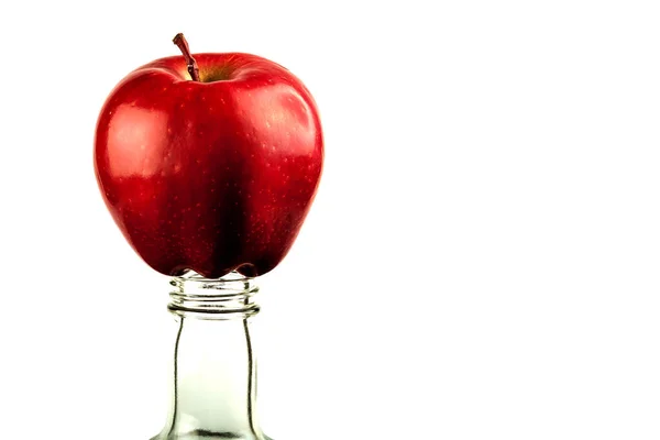 Velké Krásné Červené Jablko Leží Krku Láhve Koncepce Přechodu Zdravou — Stock fotografie