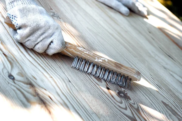 Metallpinsel Der Hand Auf Einem Hölzernen Hintergrund — Stockfoto