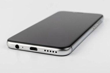 açık gri arka plan da akıllı telefon