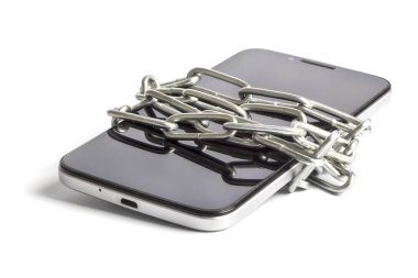 Beyaz arka planda seyyar demir zincir. Mobil iletişim ve sosyal ağ yasağı kavramı. Mobil iletişim güvenliği kavramı. izole